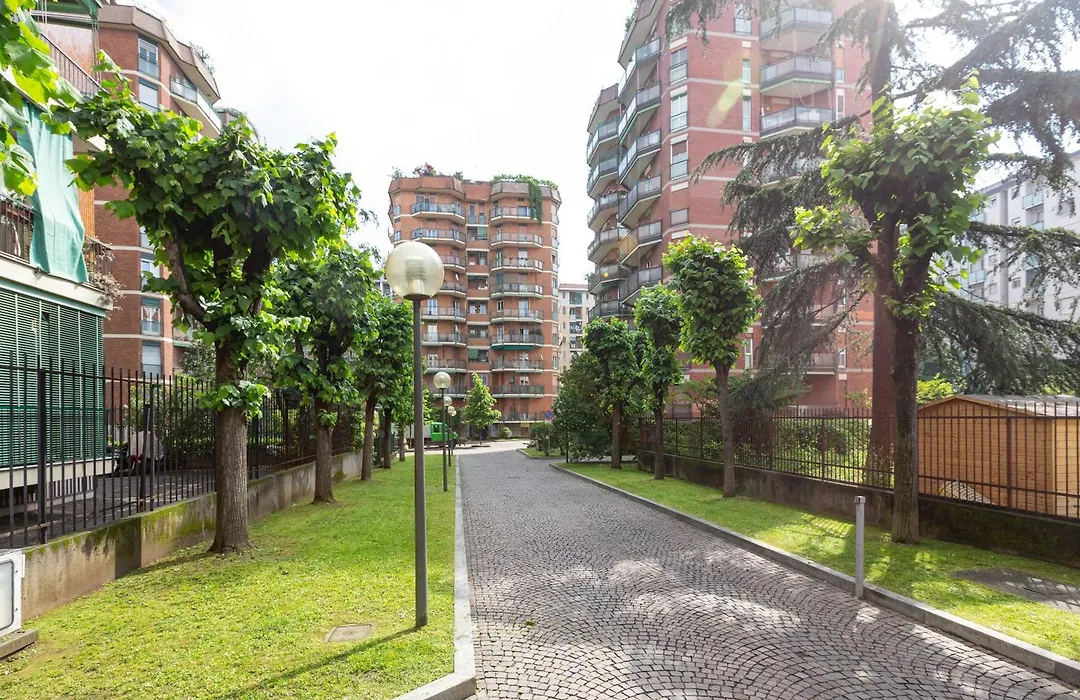 GuestHost - Lorenteggio-Piazza Frattini Balcony Apartment-1