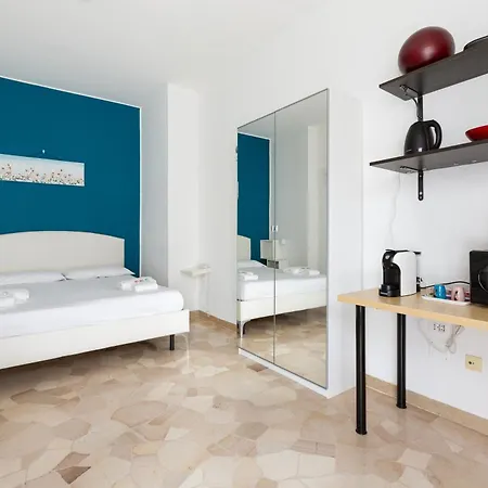GuestHost - Lorenteggio-Piazza Frattini Balcony Apartment-3