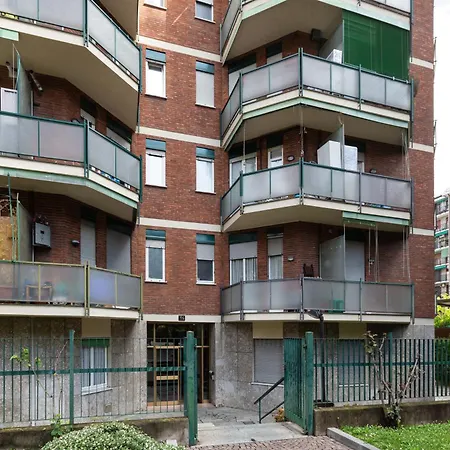 GuestHost - Lorenteggio-Piazza Frattini Balcony Apartment-2